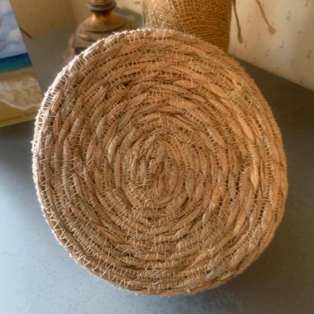 Home Accents, HANDWOVEN Bee hive inspired, Bee skep-shaped straw basket. - Picture 9 of 10